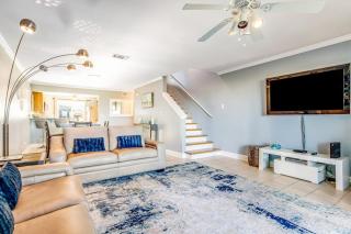 Two-story townhome near the beach with WiFi 3 balconies & HEATED pool - 8