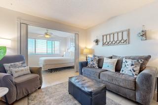 Third-Floor Studio with Shared Pool Sound View High-Speed WiFi & Central AC - 3