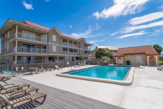Condo with private balcony pool grills central AC & WD - 7