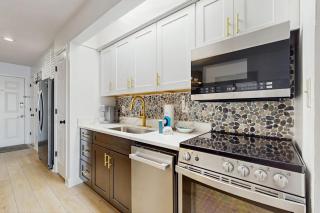 Cozy coastal condo with water view pool central AC & easy beach access - 1