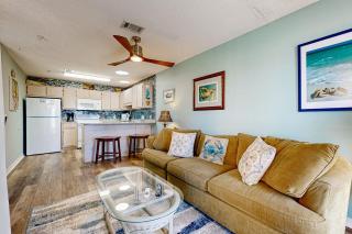 Bayview condo only steps from the beach with shared pool and peaceful location - 4