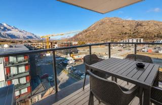 Stylish Top Floor 2 Bedroom Apartment - 8