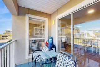 Cozy coastal condo with a shared pool and close to the beach - 0