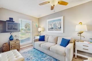 Cozy coastal condo with a shared pool and close to the beach - 6