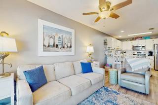 Cozy coastal condo with a shared pool and close to the beach - 5