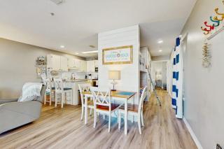 Cozy coastal condo with a shared pool and close to the beach - 4
