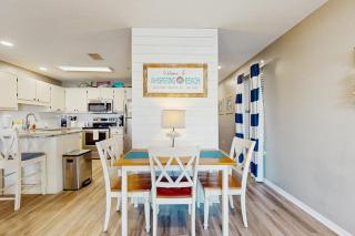 Cozy coastal condo with a shared pool and close to the beach - 3