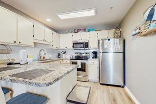 Cozy coastal condo with a shared pool and close to the beach - 2