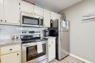Cozy coastal condo with a shared pool and close to the beach - 1