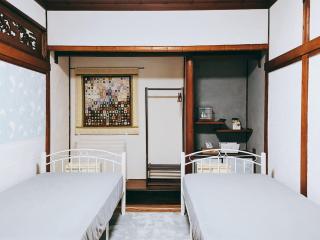 Guest house Iricco is a 8-minute walk to the boat to Naoshima - 6