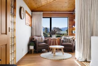 4BR Wanaka Home - Walk to That Wanaka Tree & Lake - 5