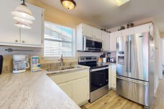 Second floor condo with shared pool high-speed WiFi and private washer&dryer - 2