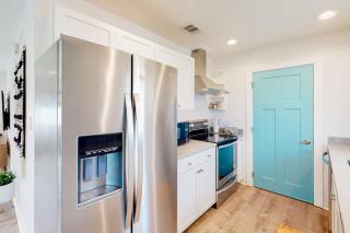 Welcoming stay near the beach with a large deck washer&dryer and central AC - 2