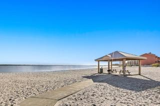 Welcoming stay near the beach with a large deck washer&dryer and central AC - 8