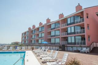 Inviting condo with bay & ocean views & pool - steps to the beach - 8