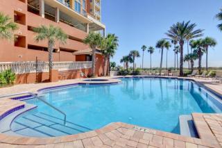 Waterfront condo with WiFi washer&dryer pools fitness room & beach access - 8