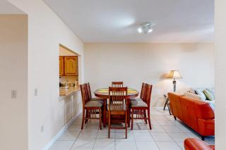 Beachfront condo with pool Gulf-view balcony central AC & washer&dryer - 3