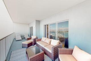 Sunlit & tropical beachfront condo with pool gym balcony views - 4