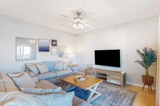 Sunlit & tropical beachfront condo with pool gym balcony views - 2