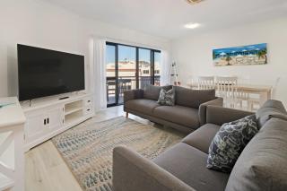 Riverfront 2BR Apt with Views, Balcony & Parking - 0
