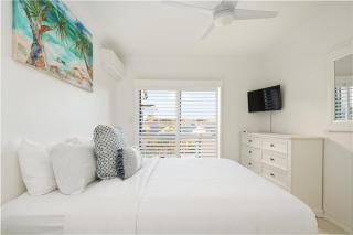 Riverfront 2BR Apt with Views, Balcony & Parking - 5