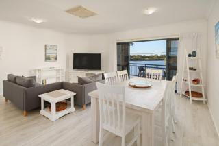 Riverfront 2BR Apt with Views, Balcony & Parking - 9
