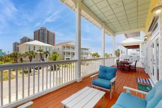 Spacious home with shared pool large kitchen and close to beach - 0