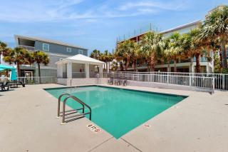 Spacious home with shared pool large kitchen and close to beach - 9