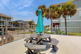 Spacious home with shared pool large kitchen and close to beach - 8