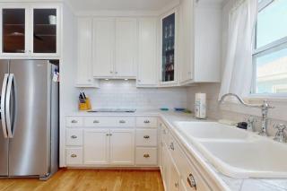 Spacious home with shared pool large kitchen and close to beach - 1