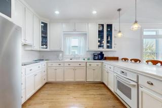 Spacious home with shared pool large kitchen and close to beach - 2