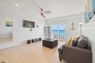 Beachfront condo with balcony pool hot tub AC & WD - snowbirds welcome - 8