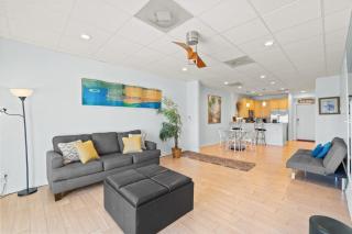 Beachfront condo with balcony pool hot tub AC & WD - snowbirds welcome - 2