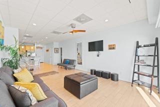 Beachfront condo with balcony pool hot tub AC & WD - snowbirds welcome - 3
