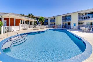 Cozy Coastal Gulf Condo with Shared Pool and Beach Access - 9