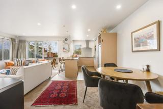Amazing Location! Central 2 bedroom Unit - 9