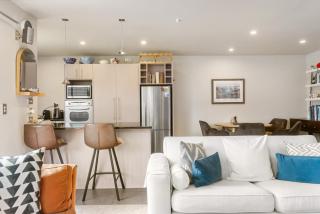Amazing Location! Central 2 bedroom Unit - 7