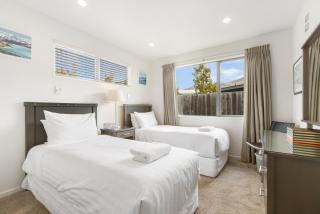 Amazing Location! Central 2 bedroom Unit - 5