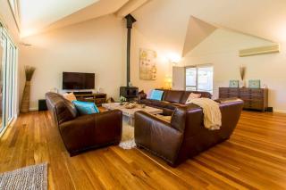 The Willows - A Lush Beachside Retreat for Families - 9