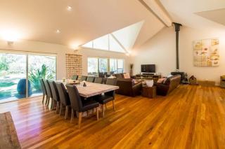 The Willows - A Lush Beachside Retreat for Families - 3