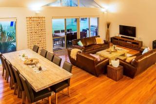 The Willows - A Lush Beachside Retreat for Families - 2