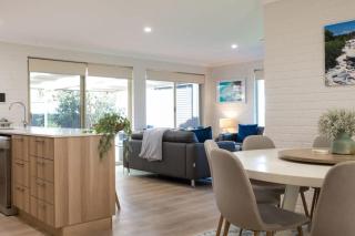 Dunsborough Bay Retreat - Steps from Beach and Dining - Dunsborough - 2