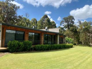 Lake View - Contemporary Comforts meets Nature - 7
