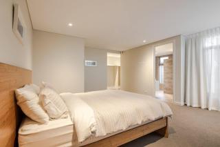 La Vacanza - Luxe Spacious Home with Ocean Views - 8