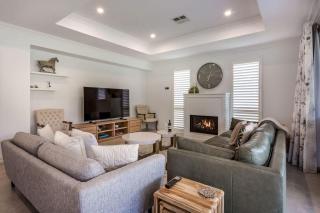 Hamptons By The Green - Grand Golfside Retreat - 1