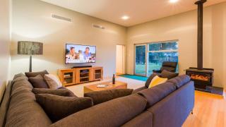 Oasis - Tranquil Getaway with Pool and Scenic Outlooks - 9