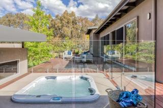 Sunrise Tranquillity - Luxe Retreat with Heated Spa - 9