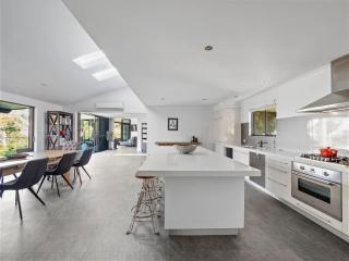 The Roo House - Sprawling Bushland Retreat near Town - 6