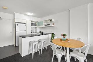 Central South Bank Apt with Pool, Hot Tub & Parking - 7