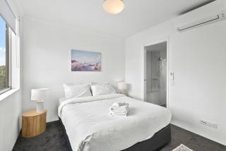 Central South Bank Apt with Pool, Hot Tub & Parking - 5